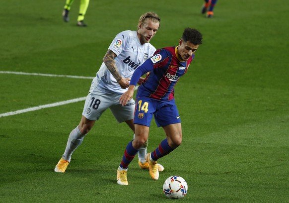 Barcelona&#039;s Philippe Coutinho, right fends off the challenge of Valencia&#039;s Daniel Wass during the Spanish La Liga soccer match between Barcelona and Valencia at the Camp Nou stadium in Barce ...
