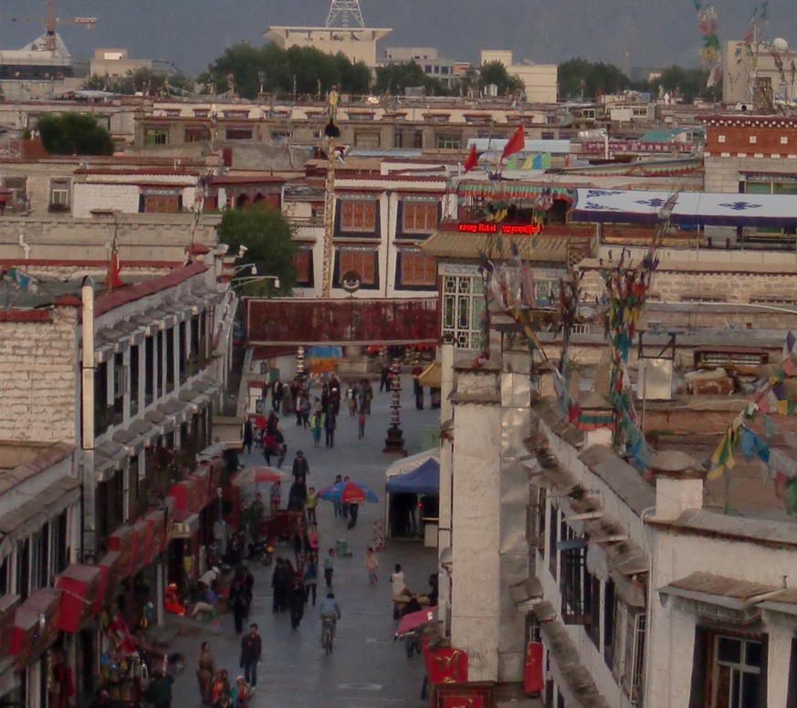 Klaus Zaugg Reise, Tibet: Die Altstadt von Lhasa ist von den Chinesen zum touristischen Zentrum ausgebaut worden.