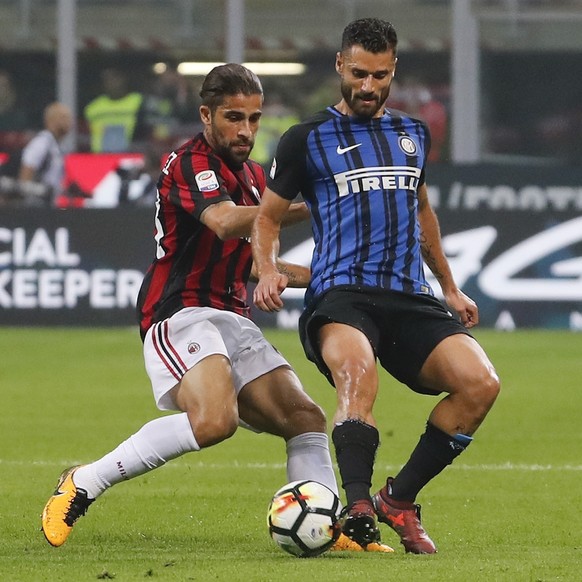 AC Milan&#039;s Ricardo Rodriguez, left, and Inter Milan&#039;s Antonio Candreva vie for the ball during the Serie A soccer match between Inter Milan and AC Milan, at the Milan San Siro Stadium, Italy ...