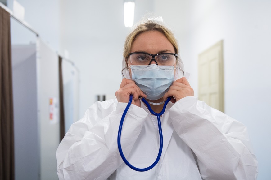 Eine Aerztin wartet auf einen Patienten, im Coronavirus Testzentrum in Mendrisio, am Dienstag, 28. April 2020. Das Testzentrum in Mendrisio ist eines von vier Testzentren zur Entlastung der Arztpraxen ...
