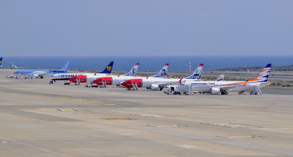 epa07433670 Five Boeing 737 Max 8 planes of SmartWings (Travel Service) (R), Norwegian Airways (2-R, 3-R and 4-R) and a TUI Fly (L) are parked along with a Boeing 737-8AS of Ryanair (2-L) at Gran Cana ...