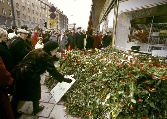 FILE - In this March 1, 1986 file photo people lays flowers at the site where the Swedish Prime Minister Olof Palme was shot to death in Stockholm. Swedish prosecutors will announce Wednesday June 10, ...