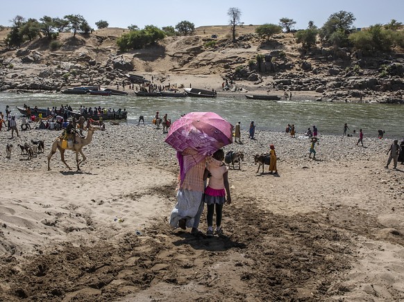 ARCHIV - Fl�chtlinge, die vor dem Konflikt in der �thiopischen Region Tigray geflohen sind, kommen am Ufer des Tekeze-Flusses an der sudanesisch-�thiopischen Grenze im Osten des Sudan an. Foto: Narima ...