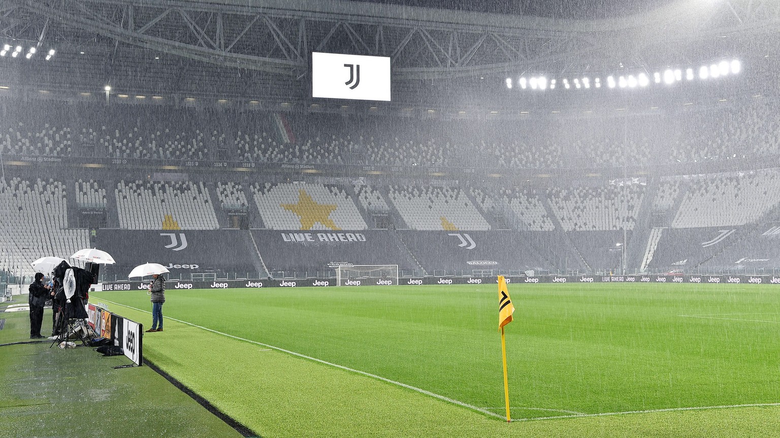 epa08721074 An interior view of the Juventus Stadium prior to the Italian Serie A soccer match Juventus FC vs SSC Napoli in Turin, Italy, 04 October 2020. At the stadium there are Juventus and the ref ...