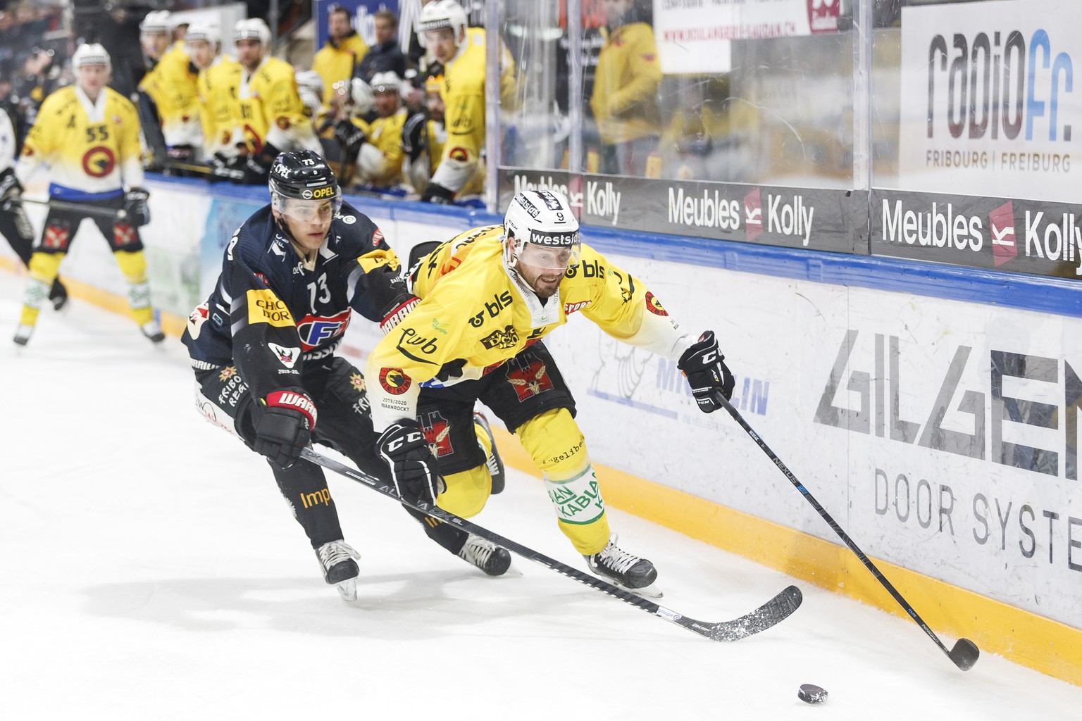 L&#039;attaquant fribourgeois Sandro Schmid, gauche, lutte pour le puck avec l&#039;attaquant bernois Jan Mursak, droite, lors de la rencontre du championnat suisse de hockey sur glace de National Lea ...
