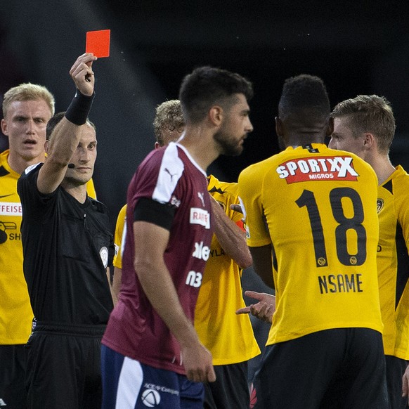 the referee Stefan Horisberger shows the red card to Young Boys&#039; forward Jean-Pierre Nsame #18, during the Super League soccer match of Swiss Championship between Servette FC and BSC Young Boys,  ...