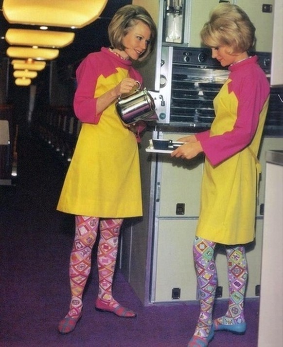 Zwei weitere Braniff Airlines Stewardessen in ihren verrückten Pucci-Uniformen.