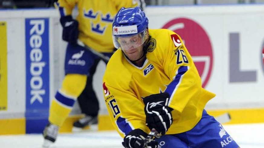 Sweden&#039;s Marcus Nilsson, left, fights for the puck with Kim Staal of Denmark, right, during a friendly match in Lindab Arena in Angelholm, Sweden, Wednesday May 5, 2010. (AP Photo/Pontus Lundahl/ ...