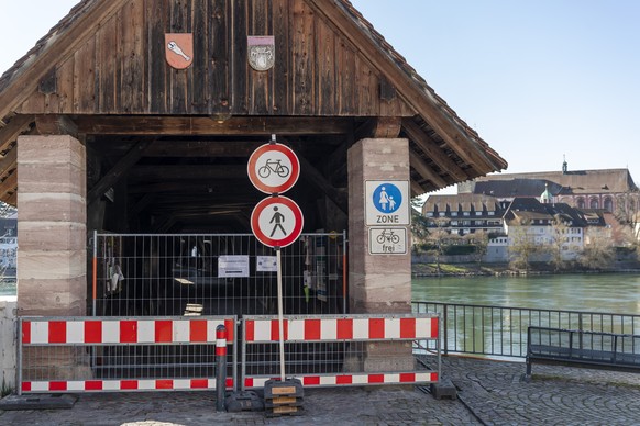Die historische Holzbruecke zwischen der Schweiz und Deutschland ist wegen der Massnahmen gegen das Coronavirus geschlossen, in Stein, am Mittwoch, 18. Maerz 2020. Der Bundesrat hatte am Montag den na ...