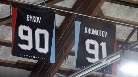 Zwei Fahnen an der Hallendecke erinnern an die Zeiten von Bykov und Khomutov waehrend dem Eishockey Meisterschaftsspiel der National League A zwischen HC Fribourg Gotteron und EHC Biel am Freitag, 17. ...