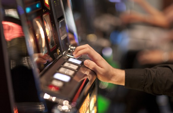 Casino visitors play at the slot machines at the Grand Casino Baden in Baden in the canton of Aargau, Switzerland, pictured on February 29, 2012. (KEYSTONE/Gaetan Bally)

Casino-Besucherinnen spielen  ...