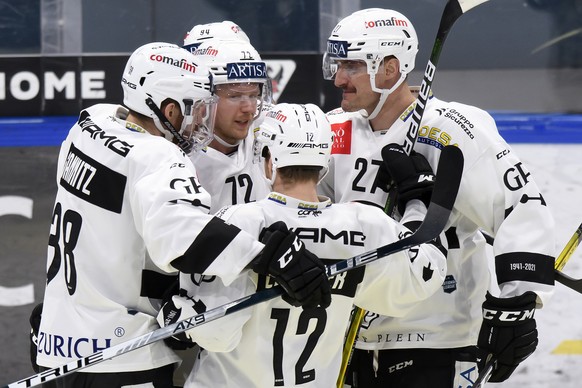 Luganos Tim Heed, zweite-rechts, jubelt nach seinem Tor (1-1) mit seinem Teamkollegen, beim Eishockey Meisterschaftsspiel der National League A zwischen den HC Fribourg Gotteron und dem HC Lugano, am  ...