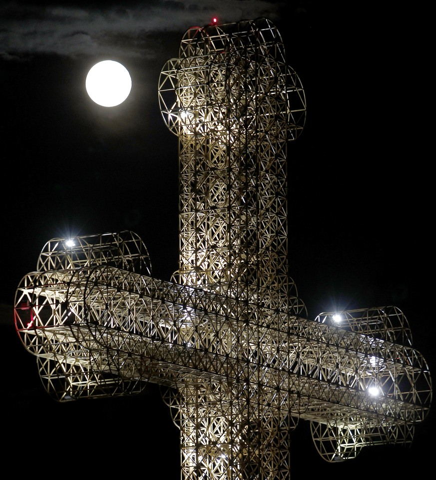Der Supermond beleuchtet am 9. September 2014 das 66 Meter hohe Milleniumskreuz in Skopje, Mazedonien; eine 66 Meter hohe Stahlgerüstkonstruktion.