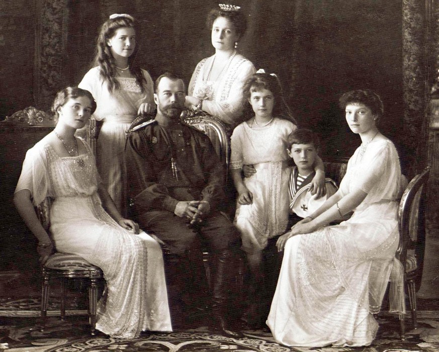 Die Russische Zarenfamilie, um 1913.
https://upload.wikimedia.org/wikipedia/commons/f/f9/Family_in_1913.jpg