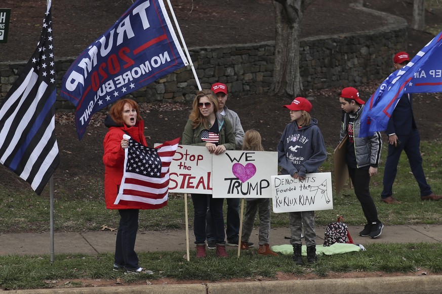 epa08836578 Supporters gather outside of the Trump National golf club in Sterling, Virginia, USA, 22 November 2020 as US President Donald J. Trump is at the golf course. EPA/Oliver Contreras / POOL