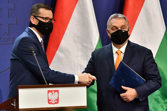 epa08844384 Hungarian Prime Minister Viktor Orban (R) and Polish Prime Minister Mateusz Morawiecki (L) attend a press conference after their meeting in Budapest, Hungary, 26 November 2020. Polish PM M ...