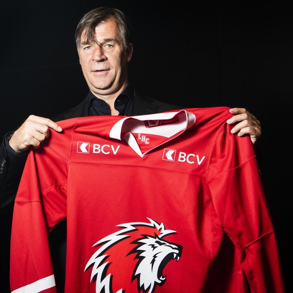 Petr Svoboda, directeur des operations hockey du Lausanne Hockey Club, pose avec un maillot lors d&#039;une conference de presse du Lausanne Hockey Club, LHC, a la vaudoise arena le mercredi 27 mai 20 ...