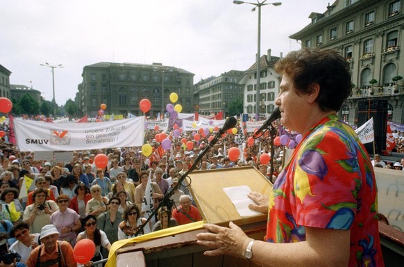 Die ehemalige Zuercher Stadtraetin und Staenderaetin Emilie Lieberherr (1924 - 2011) spricht in Bern auf dem Bundesplatz an der Demonstration gegen die Heraufsetzung des AHV-Alters bei den Frauen, auf ...