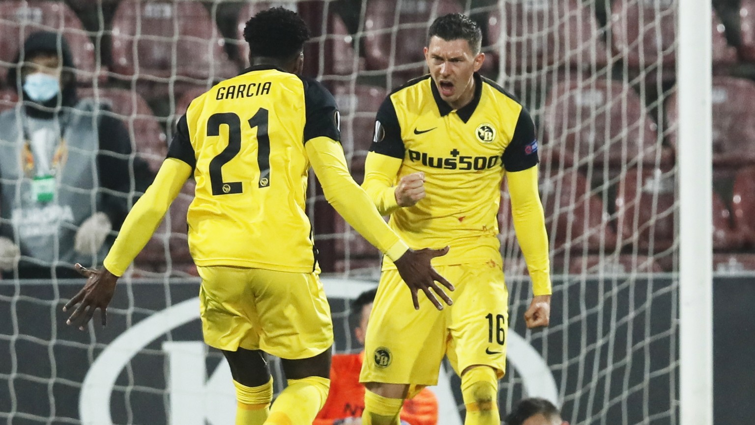 epa08784743 Young Boys&#039; Christian Fassnacht (R) celebrates after scoring the 1-1 during the UEFA Europa League group A soccer match between CFR Cluj and Young Boys Bern in Cluj Napoca, Romania, 2 ...