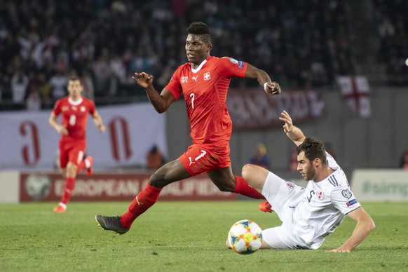 epa07458740 Switzerland&#039;s Breel Embolo (L) fights for the ball against Georgia&#039;s Solomon Kvirkvelia (R) during the UEFA Euro 2020 qualifier Group D soccer match between Georgia and Switzerla ...