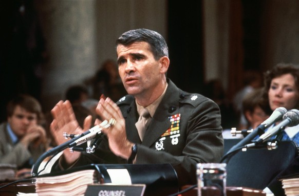 Der US-amerikanische Oberstleutnant Oliver North sagt am 9. Juli 1987 in Washington vor den beiden gemeinsam tagenden Sonderausschuessen des Kongresses zur Iran-Contra-Affaere aus. Die Ausschuesse wol ...