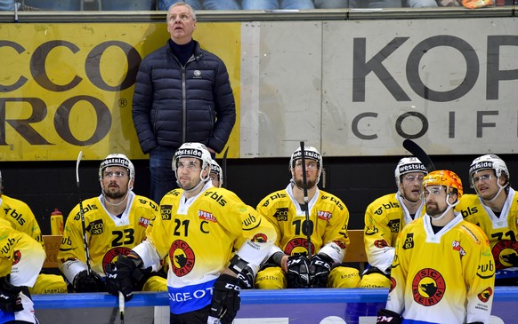 Gespannt sehen der Berner Head Coach Kari Jalonen, Mitte links, und seine Spieler auf die Monitor-Kontrolle nach dem 1:0 fuer Davos, beim Eishockey-Qualifikationsspiel der National League zwischen dem ...