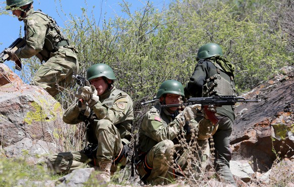 epa09161368 Soldiers of the Kyrgyz and Indian special forces during a training exercise in the Tatyr gorge near Bishkek, Kyrgyzstan, 26 April 2021. Special forces of India and Kyrgyzstan are taking pa ...