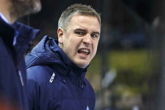 Zug&#039;s Head coach Dan Tangnes talks to his players, during a National League regular season game of the Swiss Championship between Geneve-Servette HC and EV Zug, at the ice stadium Les Vernets, in ...