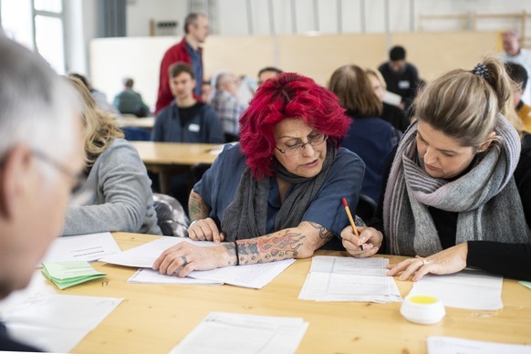 Freiwillige Mitarbeiter helfen bei der Auszaehlung der Abstimmungsunterlagen zur Staenderat- und Nationalratswahl, aufgenommen am Sonntag, 20. Oktober 2019, in Zuerich. (KEYSTONE/Ennio Leanza)