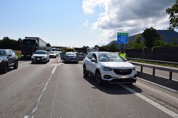 Bei einer Auffahrkollision auf der Autobahn A1 in Oensingen SO sind am 28.07.2021 drei Personen leicht verletzt worden. Drei Autos waren auf dem Überholstreifen in Richtung Zürich zusammengestossen.