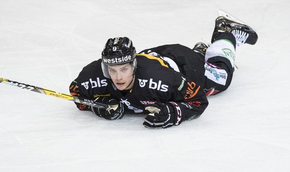 Berns Mason Raymond liegt auf dem Eis im Eishockey Meisterschaftsspiel der National League zwischen dem SC Bern und dem HC Ambri-Piotta, am Dienstag, 12. September 2017, in der PostFinance Arena in Be ...
