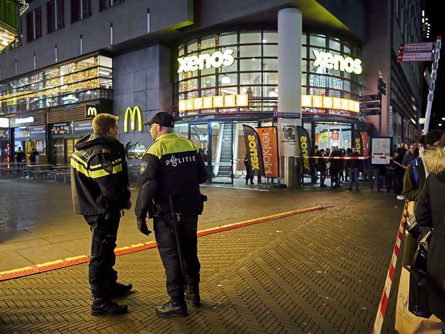 Nach einem Messerangriff in den Haag sperrte die Polizei eine Einkaufsstrasse ab.