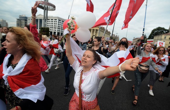 epa08649335 Belarus women take part in a women&#039;s demonstration across Minsk, Belarus, 05 September 2020. Opposition activists continue their daily protest actions, demanding new elections under i ...