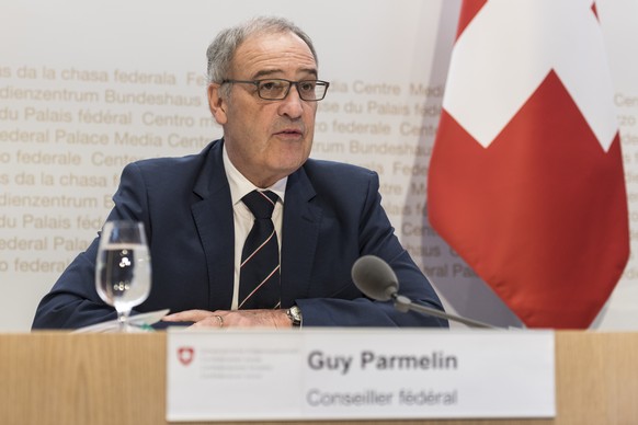 Bundesrat Guy Parmelin erlaeutert im Anschluss an die Bundesratssitzung die neusten Massnahmen zur Bewaeltigung der Krise um die Pandemie des Coronavirus COVID-19, am Mittwoch, 1. April 2020 in Bern.  ...