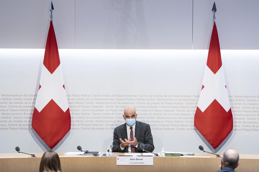 Bundesrat Alain Berset spricht an einer Medienkonferenz zu beschlossenen Massnahmen zur Covid 19 Pandmie, am Mittwoch, 14. April 2021, in Bern. (KEYSTONE/Peter Schneider)