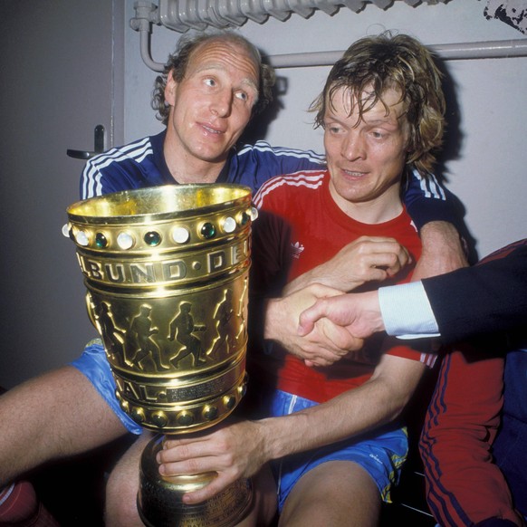 Dieter Hoeness und Sören Lerby mit dem DFB-Pokal