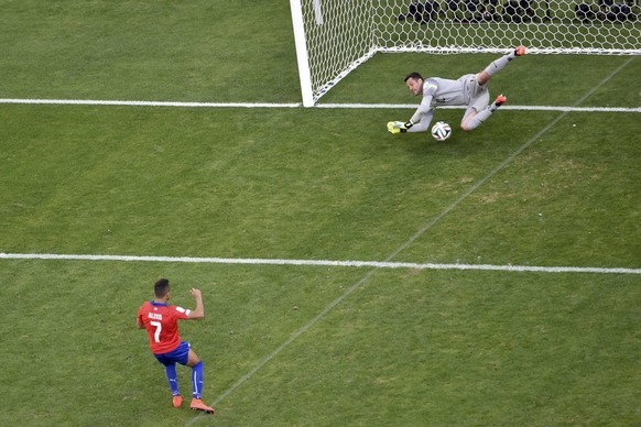 Taktik hin oder her: Am Ende entschied Goalie Julio Cesar mit seinen Paraden im Penaltyschiessen das Spiel zugunsten Brasiliens (hier gegen Alexis Sanchez).