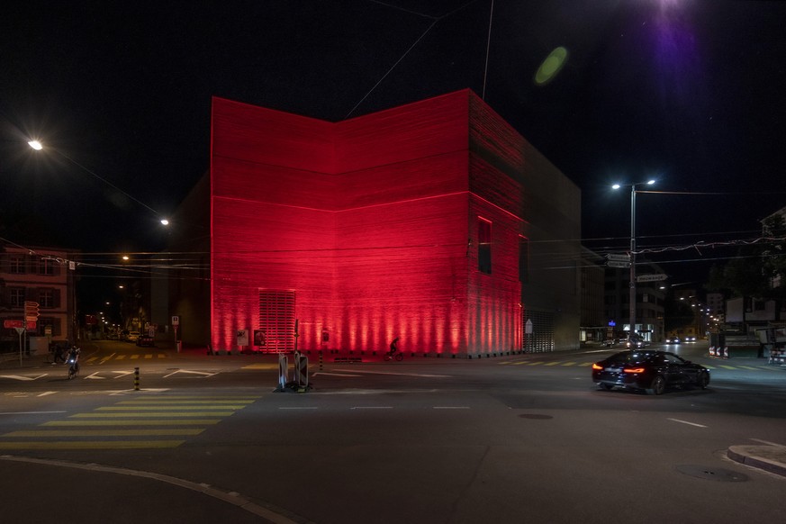 Das Kunstmuseum wird im Rahmen der Aktion Night of Light rot beleuchtet in Basel, am Montag, 22. Juni 2020. Mit der Aktion wird die Oeffentlichkeit auf die Lage der Event- und Kulturlandschaft aufmerk ...