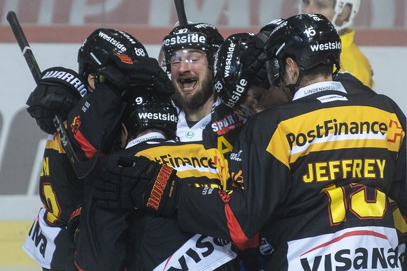 Berns Spieler feiern ihren Treffer zum 3:0 im Eishockey Meisterschaftsspiel der National League zwischen dem SC Bern und dem EHC Biel, am Freitag, 23. Oktober 2020, in der PostFinance Arena in Bern. ( ...