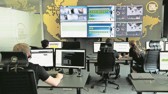 Blick ins Cyber Defence Center der Infoguard AG. Die Firma mit 150 Angestellten soll die sensiblen Daten von etlichen Grossunternehmen schützen.