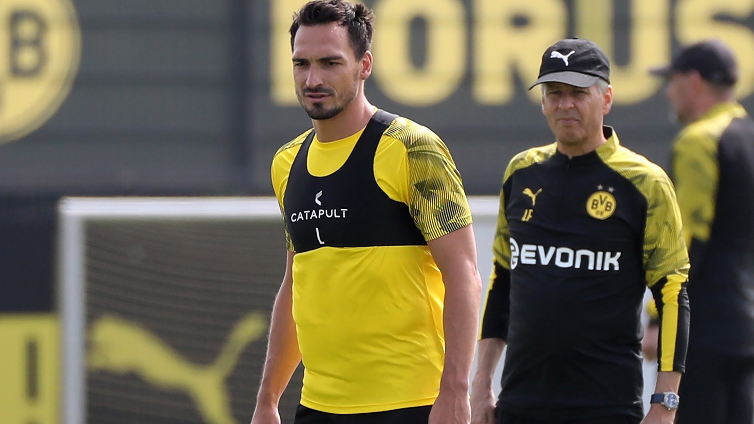 epa07696688 Dortmund&#039;s Mats Hummels and Dortmund&#039;s head coach Lucien Favre during a training session in Dortmund, Germany, 05 July 2019. Dortmund will play friendly matches against MLS team  ...