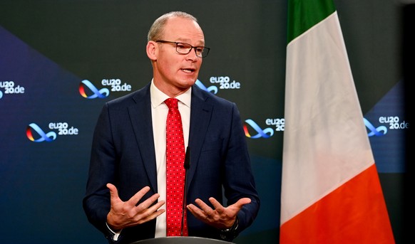 epa08877441 Ireland&#039;s Foreign Minister Simon Coveney speaks at a news conference following a meeting with German Foreign Minister Heiko Maas in Berlin, Germany, 11 December 2020. Ireland will tak ...