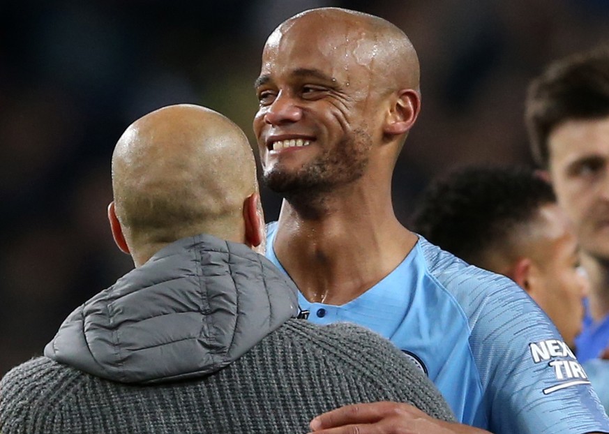 epa07551976 Manchester City&#039;s manager Pep Guardiola (L) and Vincent Kompany (C) cheer after winning the English Premier League soccer match between Manchester City and Leicester City at the Etiha ...