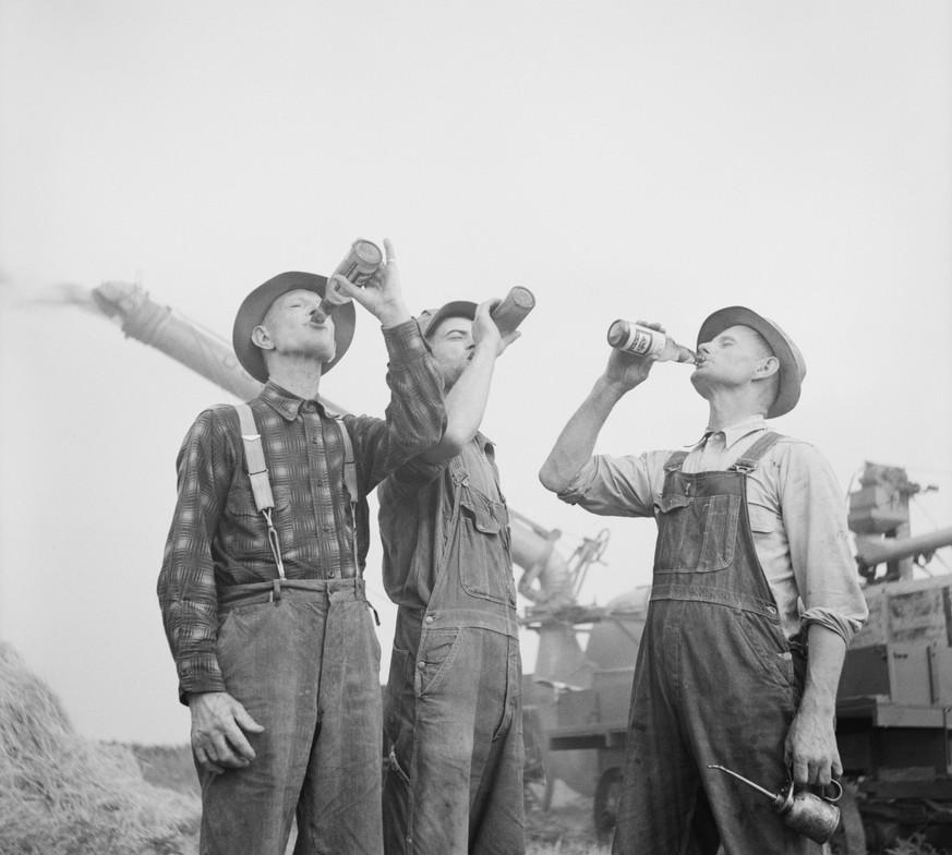 farmers drinking beer harvest michigan 1941 bier trinken ernte alkohol food