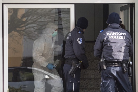 Forensiker und Polizisten untersuchen das Mehrfamilienhaus indem die Beamten zwei tote Frauen gefunden haben, aufgenommen am Montag, 8. Januar 2018 in Hausen. (KEYSTONE/Ennio Leanza)