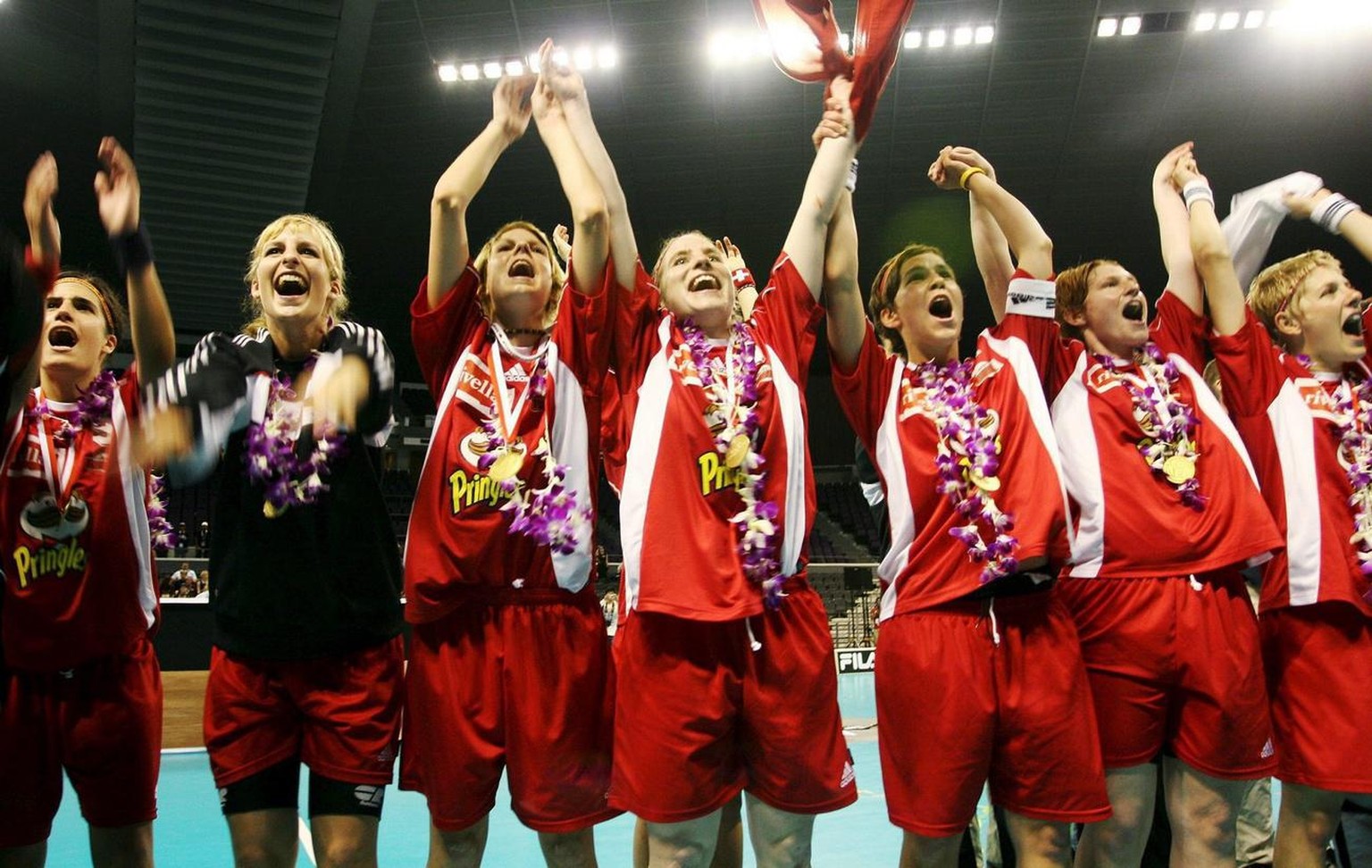 The Swiss team cheering for joy after winning the the finals of the 5th Women&#039;s World Floorball Championship in Singapore on Sunday 05 June 2005. Switzerland beats Finland 4-3. (KEYSTONE/EPA/HOW  ...