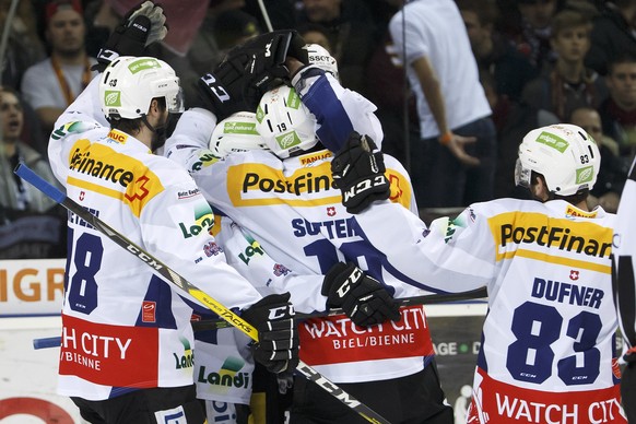 Biel&#039;s players celebrate their goal after scored the 0:1, during the game of National League A (NLA) Swiss Championship between Geneve-Servette HC and HC Biel-Bienne, at the ice stadium Les Verne ...