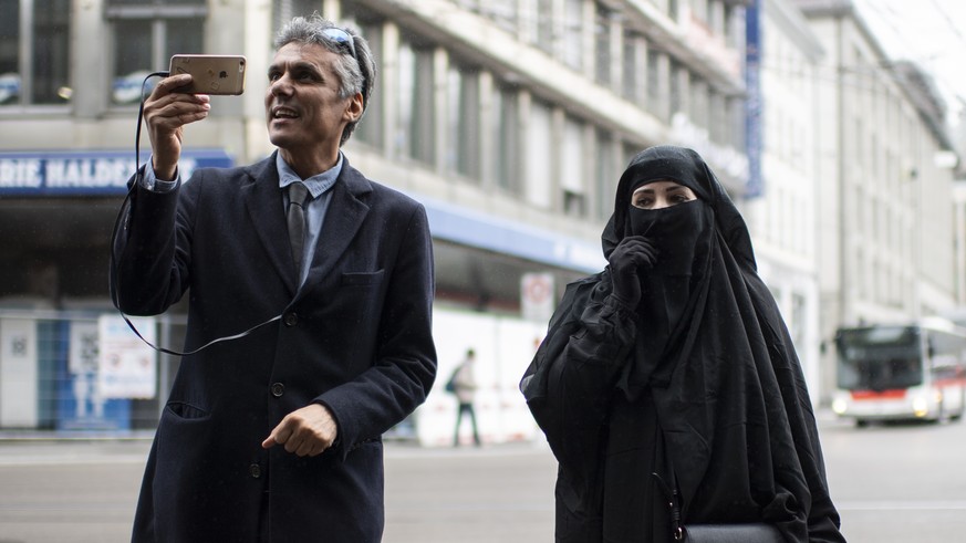 Der algerische Polit-Aktivist Rachid Nekkaz, links, und Karima im Niqab demonstrieren gegen das Burka-Verbot im Kanton St. Gallen, am Mittwoch, 3. Oktober 2018, in St. Gallen. Nekkaz sagt, er wolle de ...