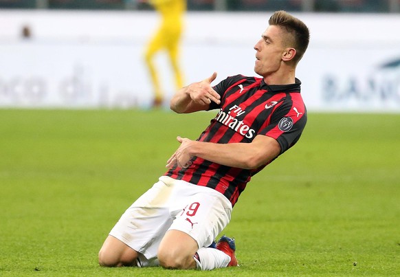 epa07330436 Milan&#039;s Krzysztof Piatek celebrates scoring the 2-0 lead during the Italy Cup quarter-finals soccer match between AC Milan and SSC Napoli at the Giuseppe Meazza stadium in Milan, Ital ...