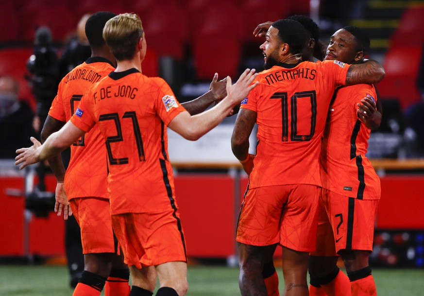 Netherlands&#039; Steven Bergwijn, right, is congratulated by teammates after scoring his team&#039;s first goal during the UEFA Nations League soccer match between the Netherlands and Poland in the J ...